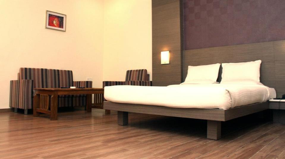 Hotel Landmark Rewa Dış mekan fotoğraf